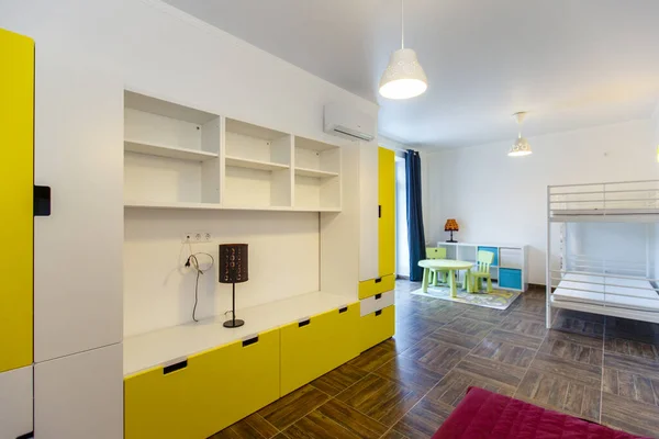 Kinderzimmer im Ferienhaus. Etagenbett, Fenster mit blauen Vorhängen, großer Kleiderschrank mit gelben Türen — Stockfoto