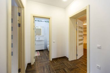 Kulübede farklı odaların çıkışları olan koridor.