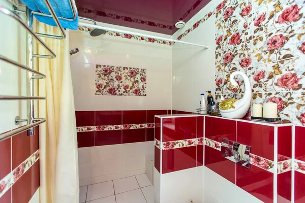 Banheiro grande na casa de campo em cores vermelhas e brancas. Maroon e azulejos brancos, azulejos com cores vermelhas. WC, chuveiro. Azulejos brancos e marrom no chão — Fotografia de Stock