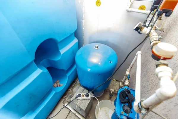 Réservoirs d'eau et pompes pour l'approvisionnement en eau dans le sous-sol du chalet — Photo
