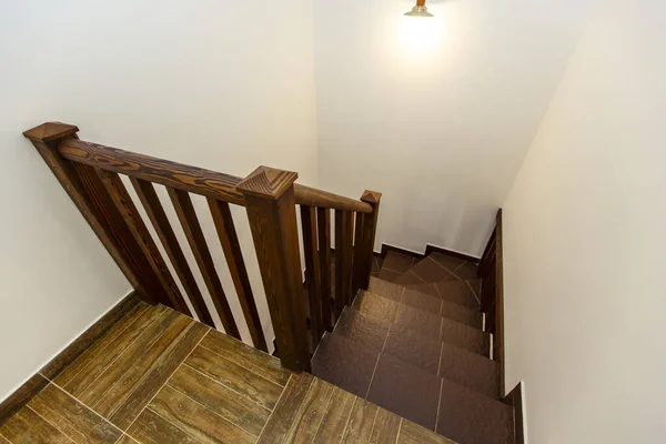 Drewniane schody w domku od pierwszego do drugiego piętra — Zdjęcie stockowe