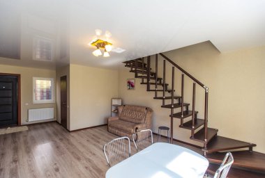 Nickel kaplı parlak bir tırabzanı olan koyu ahşap bir merdiven. Misafir evinin birinci katındaki yemek odasından ikinci kata çıkan bir merdiven var.