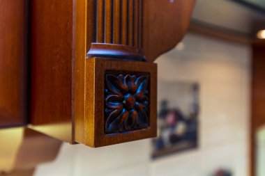 Maun ağacından yapılmış eski bir mutfağın oyulmuş elementleri. Kapat.