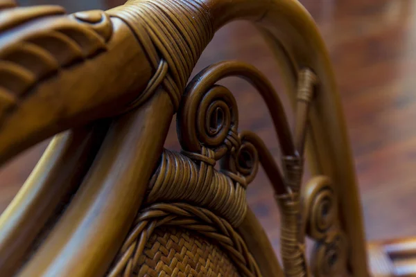 Element der Rückenlehne eines antiken Holzstuhls aus dunklem Holz in Nahaufnahme. — Stockfoto