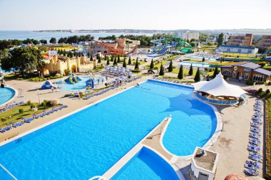 Su parkında büyük bir yüzme havuzu var. Çeşmeler, şelaleler ve su gösterileri var.