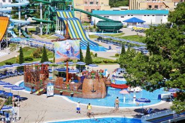 Aquapark-Çocukları 'nın havuzda büyük ahşap bir korsan gemisi şeklindeki cazibesi.