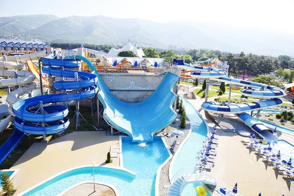 Water Park στην παραλία σε ένα ηλιόλουστο πρωινό. Δίσκοι με τη μορφή σπειροειδών σωλήνων και για κάθοδο σε μεγάλο φουσκωτό κύκλο. — Φωτογραφία Αρχείου