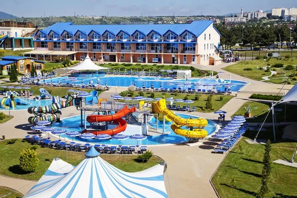 Panorama des Wasserparks und verschiedene Wasserrutschen und Attraktionen an einem sonnigen Tag — Stockfoto