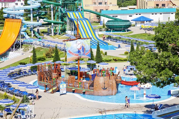 Aquapark-Kinderattraktion in Form eines großen hölzernen Piratenschiffs im Becken — Stockfoto