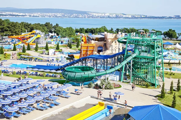 Panorama do parque aquático e vários toboáguas e atrações em um dia ensolarado brilhante — Fotografia de Stock