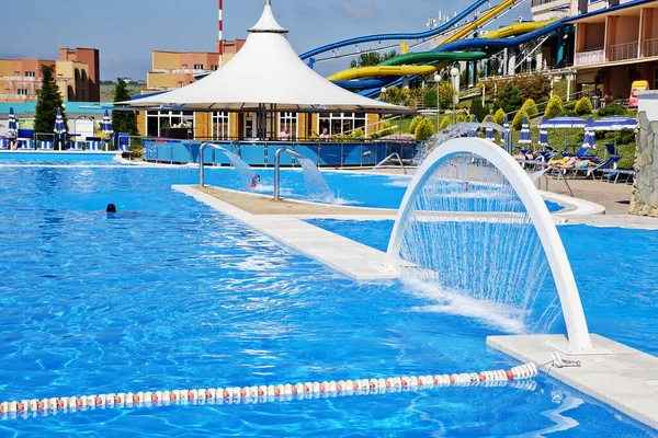 Großes Schwimmbad im Wasserpark mit Springbrunnen, Wasserfällen und Wasserattraktionen — Stockfoto