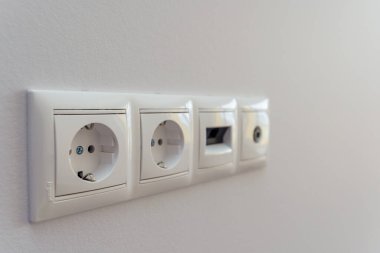 Elektrik prizleri, internet ve kablo TV bağlantıları evin duvarında yeni bir yenileme ile birlikte.