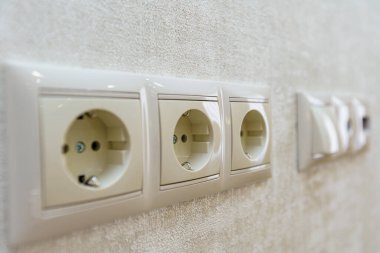 Elektrik prizleri, internet ve kablo TV bağlantıları evin duvarında yeni bir yenileme ile birlikte.
