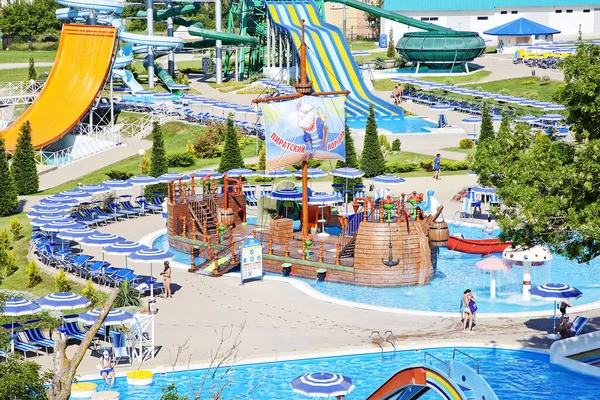 Aquapark-dětská atrakce v podobě velké dřevěné pirátské lodi v bazénu — Stock fotografie