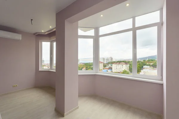Ein Zimmer in einem neuen Gebäude mit einer frischen Renovierung. Die Wände sind rosa, die Böden "unter dem Baum"" — Stockfoto