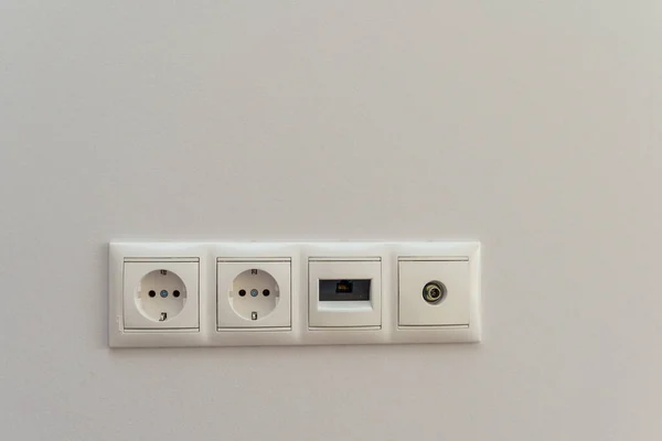 Tomadas elétricas, conectores para Internet e TV a cabo na parede da casa com uma nova renovação — Fotografia de Stock