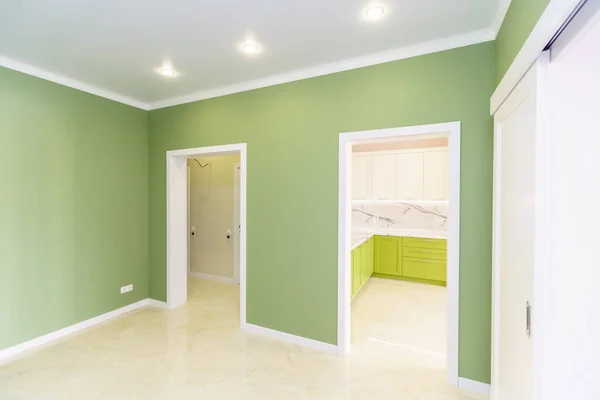 Ein Zimmer in einem neuen Gebäude mit einer frischen Renovierung. Die Wände sind grün und rosa, die Böden "unter dem Baum"" — Stockfoto