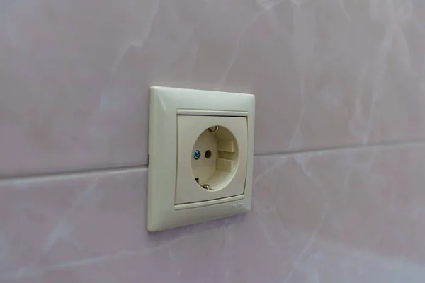 Enchufes eléctricos, conectores para Internet y TV por cable en la pared de la casa con una nueva renovación —  Fotos de Stock