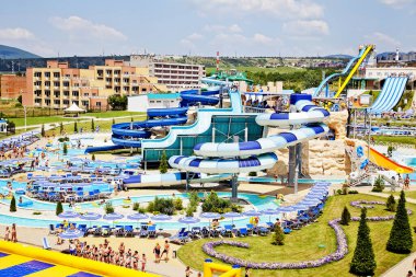 Gelendzhik, Rusya-6 Haziran 2018: Karadeniz kıyısındaki Gelendzhik tatil beldesinde Zolotaya Bukhta su parkı. Su kayakları, gezintiler ve eğlence
