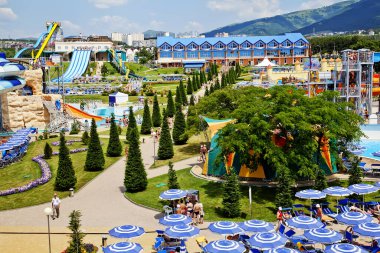 Gelendzhik, Rusya-6 Haziran 2018: Karadeniz kıyısındaki Gelendzhik tatil beldesinde Zolotaya Bukhta su parkı. Su kayakları, gezintiler ve eğlence