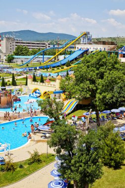 Gelendzhik, Rusya-6 Haziran 2018: Karadeniz kıyısındaki Gelendzhik tatil beldesinde Zolotaya Bukhta su parkı. Su kayakları, gezintiler ve eğlence