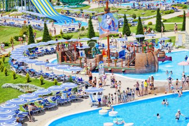 Gelendzhik, Rusya-6 Haziran 2018: Karadeniz kıyısındaki Gelendzhik tatil beldesinde Zolotaya Bukhta su parkı. Su kayakları, gezintiler ve eğlence