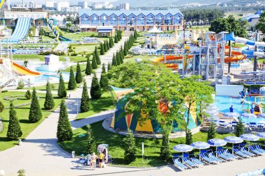 Gelendzhik, Rusya-6 Haziran 2018: Karadeniz kıyısındaki Gelendzhik tatil beldesinde Zolotaya Bukhta su parkı. Su kayakları, gezintiler ve eğlence