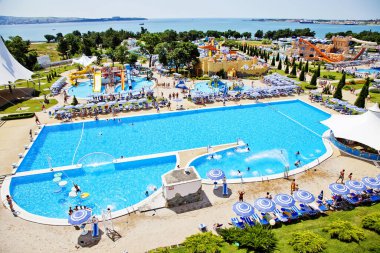 Gelendzhik, Rusya-6 Haziran 2018: Karadeniz kıyısındaki Gelendzhik tatil beldesinde Zolotaya Bukhta su parkı. Su kayakları, gezintiler ve eğlence