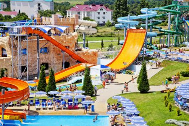 Gelendzhik, Rusya-6 Haziran 2018: Karadeniz kıyısındaki Gelendzhik tatil beldesinde Zolotaya Bukhta su parkı. Su kayakları, gezintiler ve eğlence
