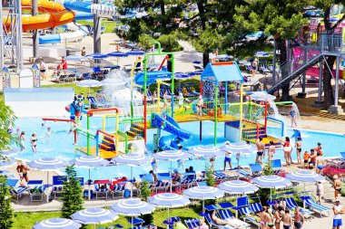 Gelendzhik, Rusya-6 Haziran 2018: Karadeniz kıyısındaki Gelendzhik tatil beldesinde Zolotaya Bukhta su parkı. Su kayakları, gezintiler ve eğlence