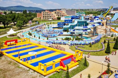 Gelendzhik, Rusya-6 Haziran 2018: Karadeniz kıyısındaki Gelendzhik tatil beldesinde Zolotaya Bukhta su parkı. Su kayakları, gezintiler ve eğlence