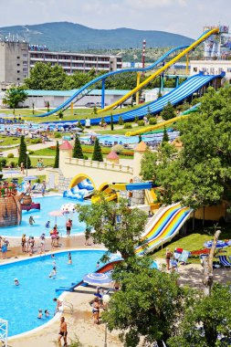 Gelendzhik, Rusya-6 Haziran 2018: Karadeniz kıyısındaki Gelendzhik tatil beldesinde Zolotaya Bukhta su parkı. Su kayakları, gezintiler ve eğlence