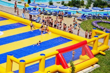 Gelendzhik, Rusya-6 Haziran 2018: Karadeniz kıyısındaki Gelendzhik tatil beldesinde Zolotaya Bukhta su parkı. Su kayakları, gezintiler ve eğlence