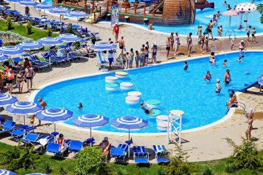 Gelendzhik, Rusya-6 Haziran 2018: Karadeniz kıyısındaki Gelendzhik tatil beldesinde Zolotaya Bukhta su parkı. Su kayakları, gezintiler ve eğlence