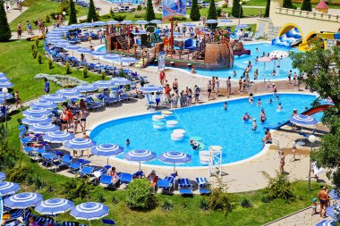 Gelendzhik, Rusya-6 Haziran 2018: Karadeniz kıyısındaki Gelendzhik tatil beldesinde Zolotaya Bukhta su parkı. Su kayakları, gezintiler ve eğlence