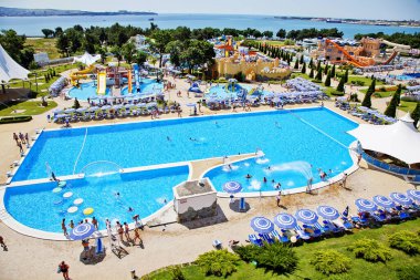 Gelendzhik, Rusya-6 Haziran 2018: Karadeniz kıyısındaki Gelendzhik tatil beldesinde Zolotaya Bukhta su parkı. Su kayakları, gezintiler ve eğlence