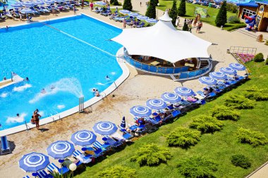 Gelendzhik, Rusya-6 Haziran 2018: Karadeniz kıyısındaki Gelendzhik tatil beldesinde Zolotaya Bukhta su parkı. Su kayakları, gezintiler ve eğlence