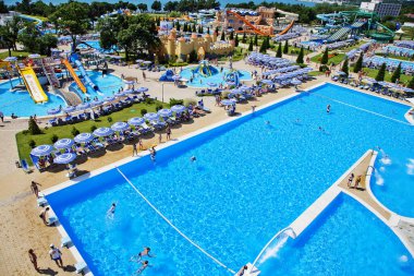 Gelendzhik, Rusya-6 Haziran 2018: Karadeniz kıyısındaki Gelendzhik tatil beldesinde Zolotaya Bukhta su parkı. Su kayakları, gezintiler ve eğlence
