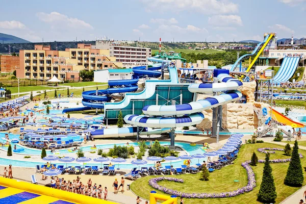 Gelendzhik, Rusko-6. června 2018: Zolotaya Bukhta aquapark v letovisku Gelendzhik, Černé moře. Vodní skluzavky, vyjížďky a zábava — Stock fotografie