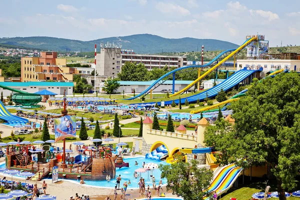 Gelendzhik, Russie-6 juin 2018 : Parc aquatique Zolotaya Bukhta dans la station balnéaire de Gelendzhik, mer Noire. Glissières d'eau, promenades et divertissements — Photo