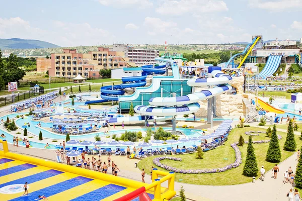 Gelendzhik, Russie-6 juin 2018 : Parc aquatique Zolotaya Bukhta dans la station balnéaire de Gelendzhik, mer Noire. Glissières d'eau, promenades et divertissements — Photo