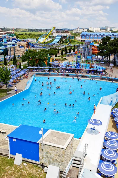 Gelendzhik, Rusko-6. června 2018: Zolotaya Bukhta aquapark v letovisku Gelendzhik, Černé moře. Vodní skluzavky, vyjížďky a zábava — Stock fotografie