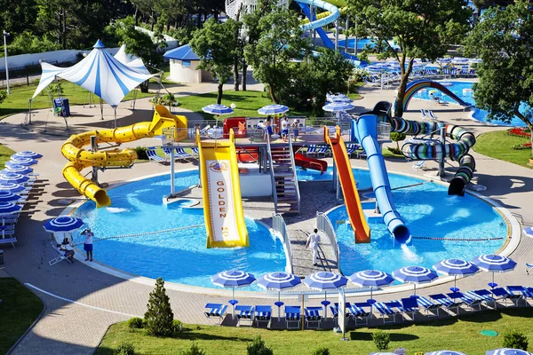 Gelendzhik, Russie-6 juin 2018 : Parc aquatique Zolotaya Bukhta dans la station balnéaire de Gelendzhik, mer Noire. Glissières d'eau, promenades et divertissements — Photo