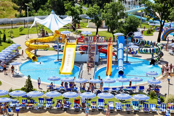 Gelendzhik, Rússia-6 de junho de 2018: Parque Aquático Zolotaya Bukhta no resort de Gelendzhik, Mar Negro. Escorregas de água, passeios e entretenimento — Fotografia de Stock