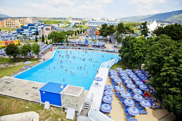 Gelendschik, Russland-6. Juni 2018: Der Wasserpark Solotaja Buchta im Badeort Gelendschik am Schwarzen Meer. Wasserrutschen, Fahrgeschäfte und Unterhaltung — Stockfoto