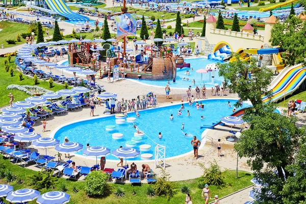 2018 년 6 월 6 일에 확인 함 . gelendzhik, russia-june 6, 2018: zolotaya bukhta water park in the resort of gelendzhik, black sea. 물 슬라이드, 놀이 기구 — 스톡 사진