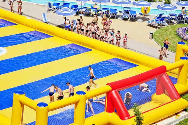 Gelendschik, Russland-6. Juni 2018: Der Wasserpark Solotaja Buchta im Badeort Gelendschik am Schwarzen Meer. Wasserrutschen, Fahrgeschäfte und Unterhaltung — Stockfoto