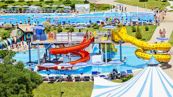 Gelendzhik, Rusko-6. června 2018: Zolotaya Bukhta aquapark v letovisku Gelendzhik, Černé moře. Vodní skluzavky, vyjížďky a zábava — Stock fotografie