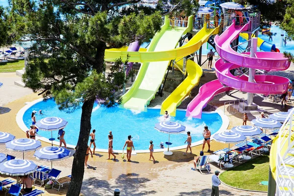 Gelendzhik, Russia-June 6, 2018: Zolotaya Bukhta water Park in the resort of Gelendzhik, Black sea. Water slides, rides and entertainment — Stock Photo, Image