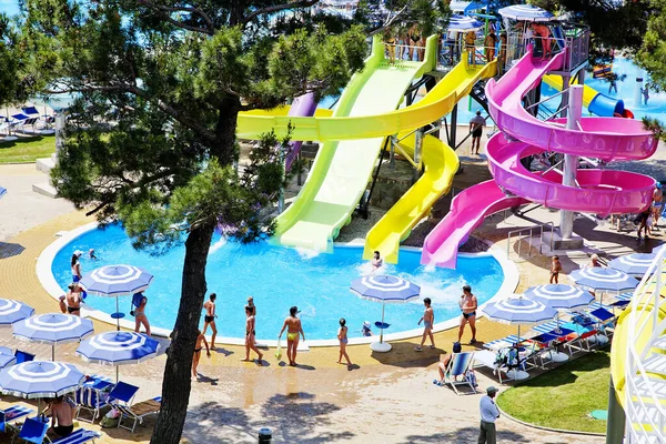 Gelendzhik, Rusya-6 Haziran 2018: Karadeniz kıyısındaki Gelendzhik tatil beldesinde Zolotaya Bukhta su parkı. Su kayakları, gezintiler ve eğlence